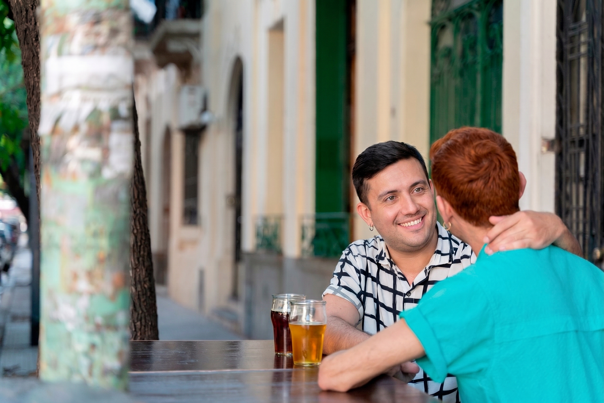 Pareja tomando cerveza